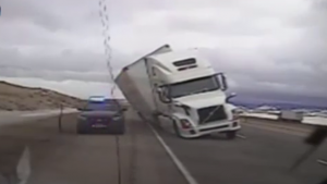بالفيديو .. شاحنة ضخمة تسحق سيارة شرطة أميركية