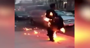 بالفيديو .. أمريكي يتجول في الشوارع و النيران تلتهم جسده !