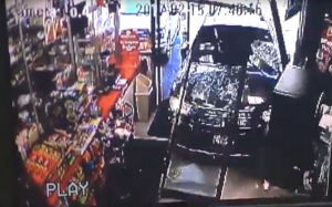 بالفيديو .. سيارة ” دون سائق ” تندفع نحو متجر و تصدم طفلاً في تكساس