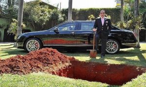 مليونير برازيلي يقرر دفن سيارته اقتداءً بالفراعنة !
