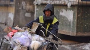 عامل نظافة صيني يتبرع بـ 25 ألف دولار لتعليم الأطفال المحرومين