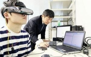 علماء يابانيون يصنعون نظارات لتشخيص زرق العين