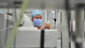الصين تعاقب موظفي مستشفيين بعد انتقال الإيدز و التهاب الكبد إلى 14 مريض