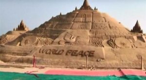 فنان هندي يبني أضخم قلعة رملية في العالم