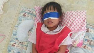 عقاباً على تمزيق ورقة .. معلمان تايلنديان يعصبان عيني طفلة و يقيدان يديها