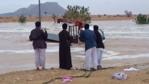 بالفيديو .. سعوديون ينقذون مقيماً مصرياً من الغرق