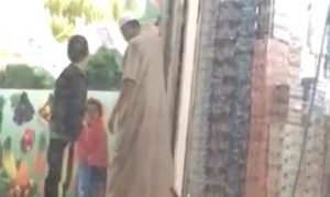 بالفيديو .. مسن يتحرش بطفلة في مكة المكرمة