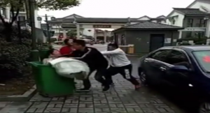 بالفيديو .. عريس آسيوي يلقي بعروسه في صندوق القمامة !
