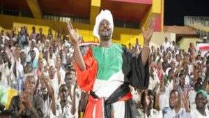 في السودان .. حكم يهدد اللاعبين بـ ” السلاح ” !
