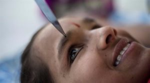 بالفيديو .. فتاة هندية تستخدم ” اليوغا ” لوضع الكحل في عينيها بواسطة ” سكين “