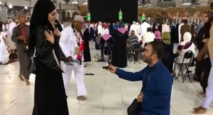بالفيديو .. شاب تركي يعرض الزواج على فتاة عند الكعبة