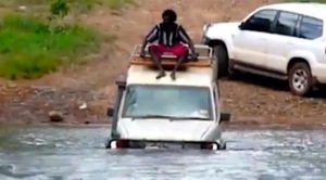 بالفيديو .. مغامر يجتاز بسيارته نهراً يعج بالـ ” تماسيح ” المفترسة