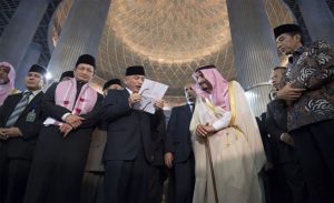 العاهل السعودي يهدي رابع أكبر مساجد العالم ” حزام الكعبة “