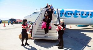 مطار تركي يستقبل أول قافلة سياح من السويد لهذا الموسم بـ ” الورود “