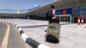 الإمارات : آسيوي يترك حذاءه مليئاً بـ ” الذهب ” في مطار دبي !