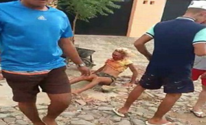 بالفيديو .. برازيليون يضربون ” متحولة جنسياً ” حتى الموت