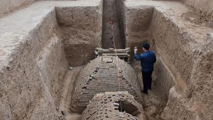 الصين : اكتشاف مقبرة قديمة تشبه ” إهرامات مصر “