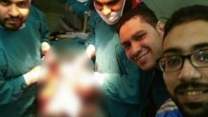 طبيب مصري يلتقط صورة ” سيلفي ” بغرفة الولادة !