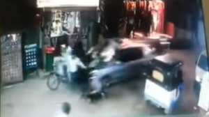 بالفيديو .. سيارة تدهس مصريين في شارع ضيق