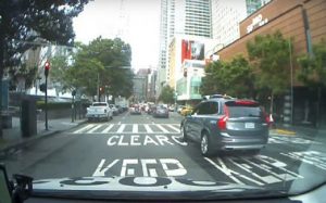 تاكسي ” Uber ” ذاتية القيادة تتجاهل إشارة المرور الحمراء !