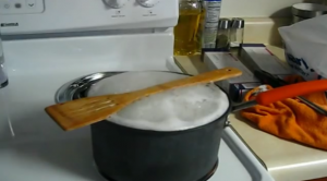 بالفيديو .. حيلة بسيطة تمنع الحليب من الفوران على الغاز