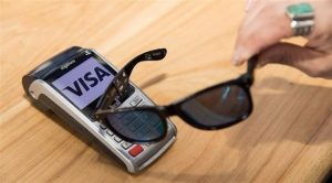 ” فيزا ” تستعرض نظارة شمسية للدفع الإلكتروني بدلاً من البطاقات البنكية