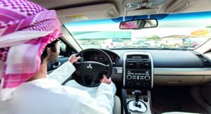 دبي تمنع قصار القامة من الجلوس في مقاعد السيارة الأمامية