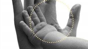دراسة : ” اللمس ” يساعد في نمو أدمغة حديثي الولادة