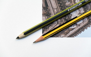 ” سامسونغ ” تطرح قلماً رقمياً أفضل بـ 5 آلاف مرة من قلم الرصاص ” آبل ” ( فيديو )