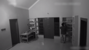 بالفيديو .. ” شبح ” يهاجم و يسحل شاباً داخل مكتبة