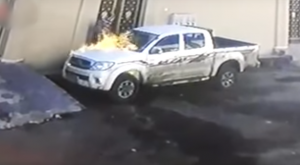 بالفيديو .. سعودي أشعل النار بسيارة فاحترقت يده معها