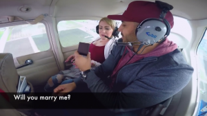 بالفيديو .. عرض زواج في طائرة مروحية ينتهي بطريقة غير متوقعة