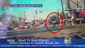بالفيديو .. إنقاذ مسنة أمريكية كانت ستلقى حتفها أسفل عجلات قطار