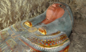 مصر : اكتشاف ثمانية ” مومياوات ” داخل مقبرة فرعونية ” زاهية الألوان “