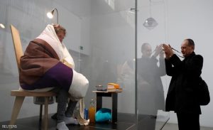 أفراخ تخرج للحياة بعد رقاد فنان فرنسي على 10 بيضات ثلاثة أسابيع
