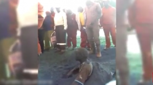 جنوب أفريقيا : جمع غاضب يجبر لص على حفر قبره ثم يدفنه حياً ! ( فيديو )