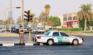 بالفيديو .. شاب سعودي يضرب رجل مرور أمام المارة