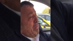 بسبب حال المسلمين .. مقطع فيديو مؤثر لمواطن تركي اصطحب أكاديمياً سعودياً في سيارته