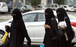 السعودية تفتح تحقيقاً واسعاً في واقعة إجبار فتيات على ” التعري “
