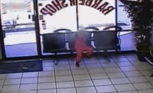 بالفيديو .. طفلة أميركية تنجو من رصاصتين بأعجوبة