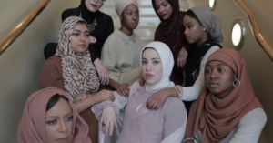 بالفيديو .. أميركية مسلمة تواجه ” الإسلاموفوبيا ” و كارهي الحجاب بأغنية ” راب “