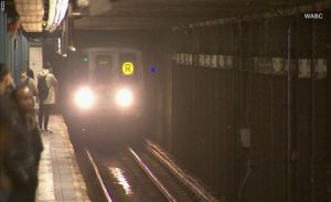 فتاة أمريكية تلقى حتفها دهساً بسكة قطار أثناء محاولة استرجاع هاتفها ( فيديو )