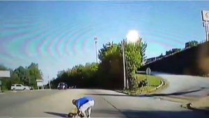 بالفيديو .. سقوط طفلة أميركية من حافلة المدرسة