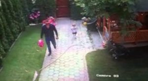 بالفيديو .. رد فعل مذهل لأب ينقذ طفلته من هجوم ” كلب “