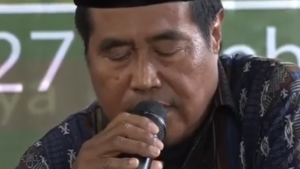بالفيديو .. قارئ إندونيسي يفارق الحياة أثناء تلاوة القرآن