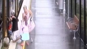 بالفيديو .. رجل أسترالي ينقذ حفيده بعد سقوطه أسفل القطار