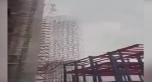 بالفيديو .. رياح عاتية تحطم برجاً من 35 طابقاً قيد الإنشاء في طهران