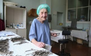 أجرت 10 آلاف عملية .. جراحة روسية عمرها 90 عاماً ما زالت تواصل عملها ( فيديو )