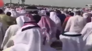 بالفيديو .. حشود كويتية بجنازة مصري استجابة لنداء أمه المؤثر