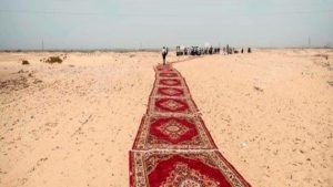 ” سجادة حمراء ” بالصحراء تثير عاصفة انتقادات بوجه وزير مصري